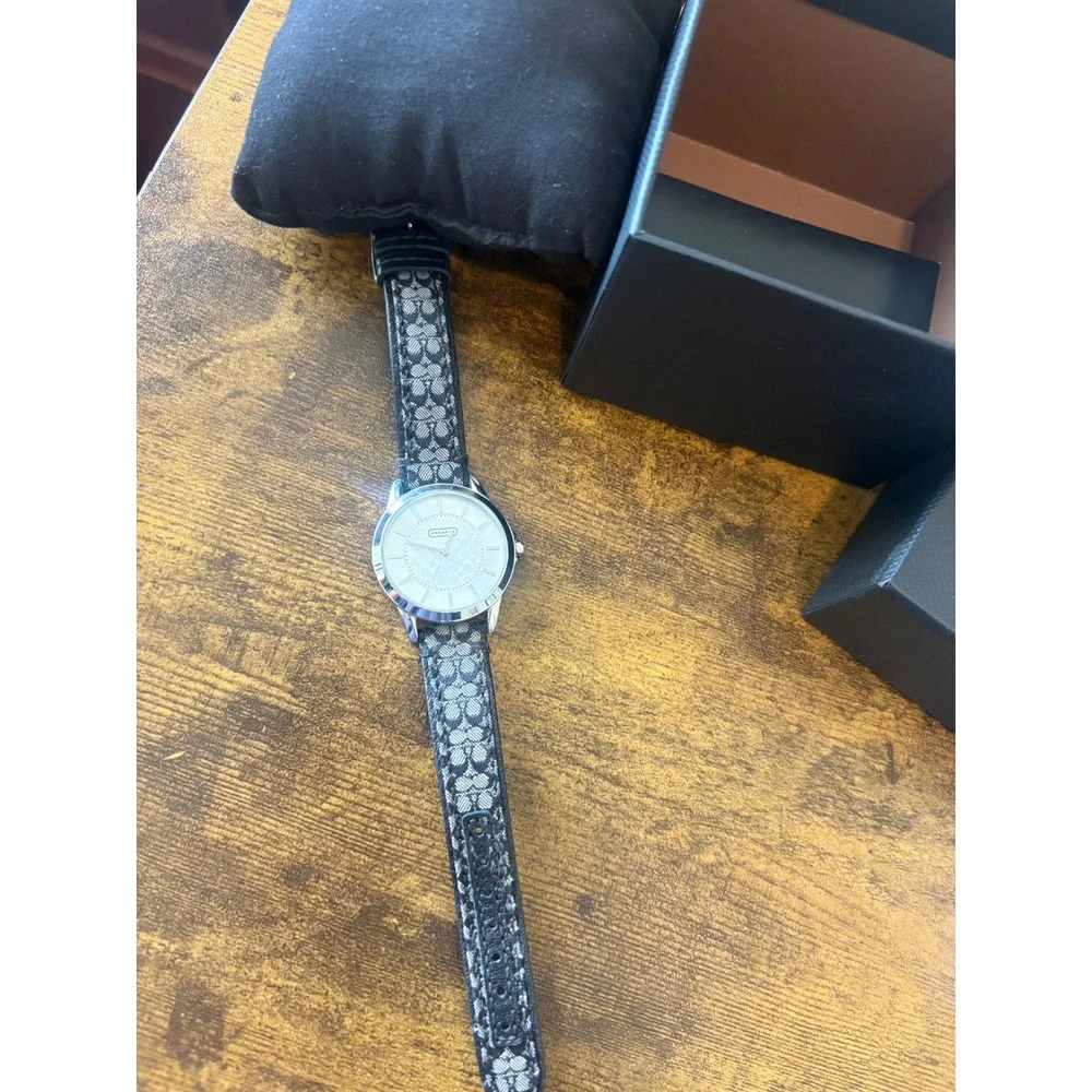Coach Signature C Leather Strap Watch Silver Tone W/ Box Needs Battery